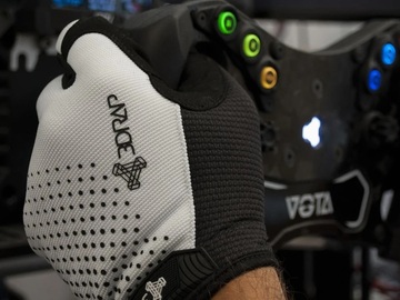 Ad: SimRacing PRO Grip Gloves - The perfect grip on Sim Racing Steeri
